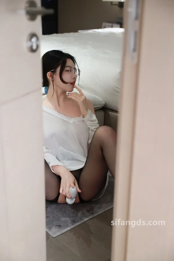 Vol. 9385 唐翩翩《私购流出》(73P + 1V)