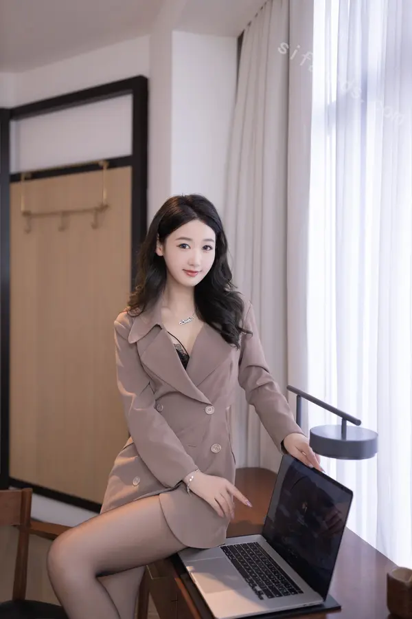 Vol. 8824 唐安琪《私购流出》(91P + 2V)