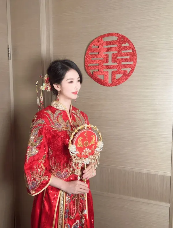 Vol. 8376 利世《私购流出》(54P + 2V)
